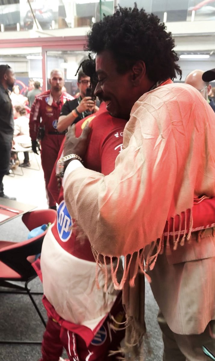 Encontro de gigantes! 🤩

Lewis Hamilton com o cantor Seu Jorge hoje em Interlagos. ❤️