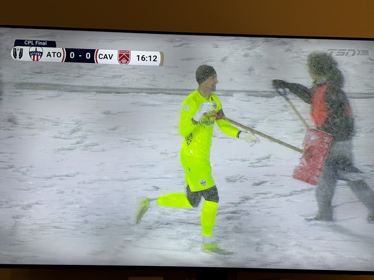 DylanDyson's tweet image. Ottawa’s goalkeeper is helping shovel off the field. Amazing 😂