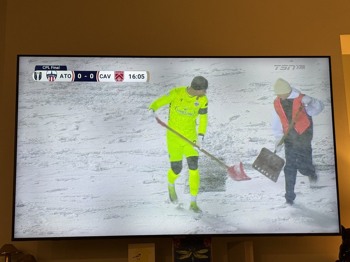 DylanDyson's tweet image. Ottawa’s goalkeeper is helping shovel off the field. Amazing 😂