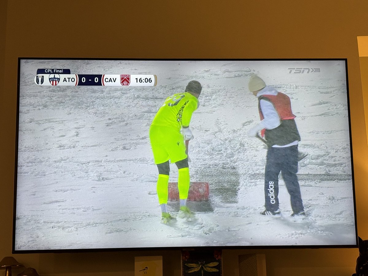 DylanDyson's tweet image. Ottawa’s goalkeeper is helping shovel off the field. Amazing 😂