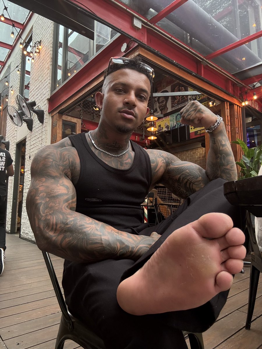 Down where you belong. Wishing you could get a taste. 

Worship, stroke &amp; send. Submit to power 🤴🏽