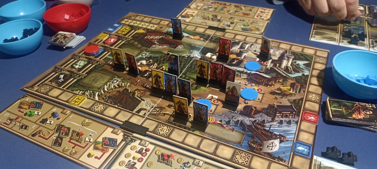 Retomamos las partidas después de 20 días. Hoy desempolvamos #MILBoardGame. Juego sobrecomplicado con muchas reglas olvidables. La experiencia no ha sido mala. Pero es difícil de sacar.