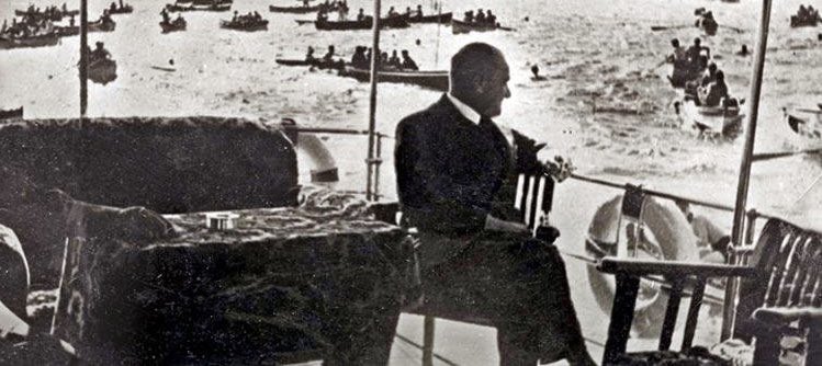 10 Kasım demek ölen için üzülmek yerine onun yokluğundaki kendi haline üzülmek demek oldu artık. Bu romantik-egosentrik bunalımdan faydalı bir anma nasıl beklenebilir ki?

Vefa ve hürmet ile…