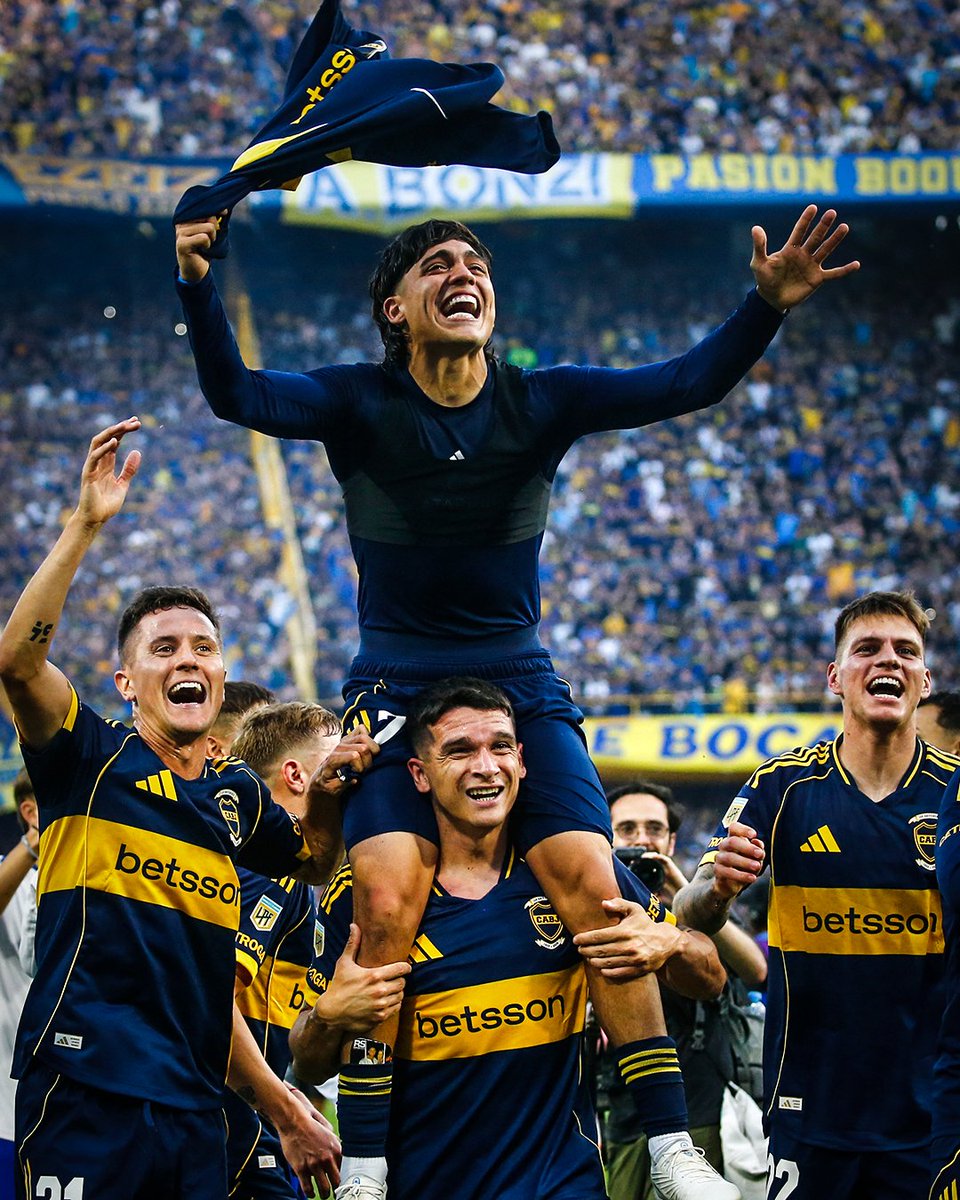 brfootball's tweet image. The scenes and emotions after Boca beat River 2-0 in the Superclásico at La Bombonera 💛💙