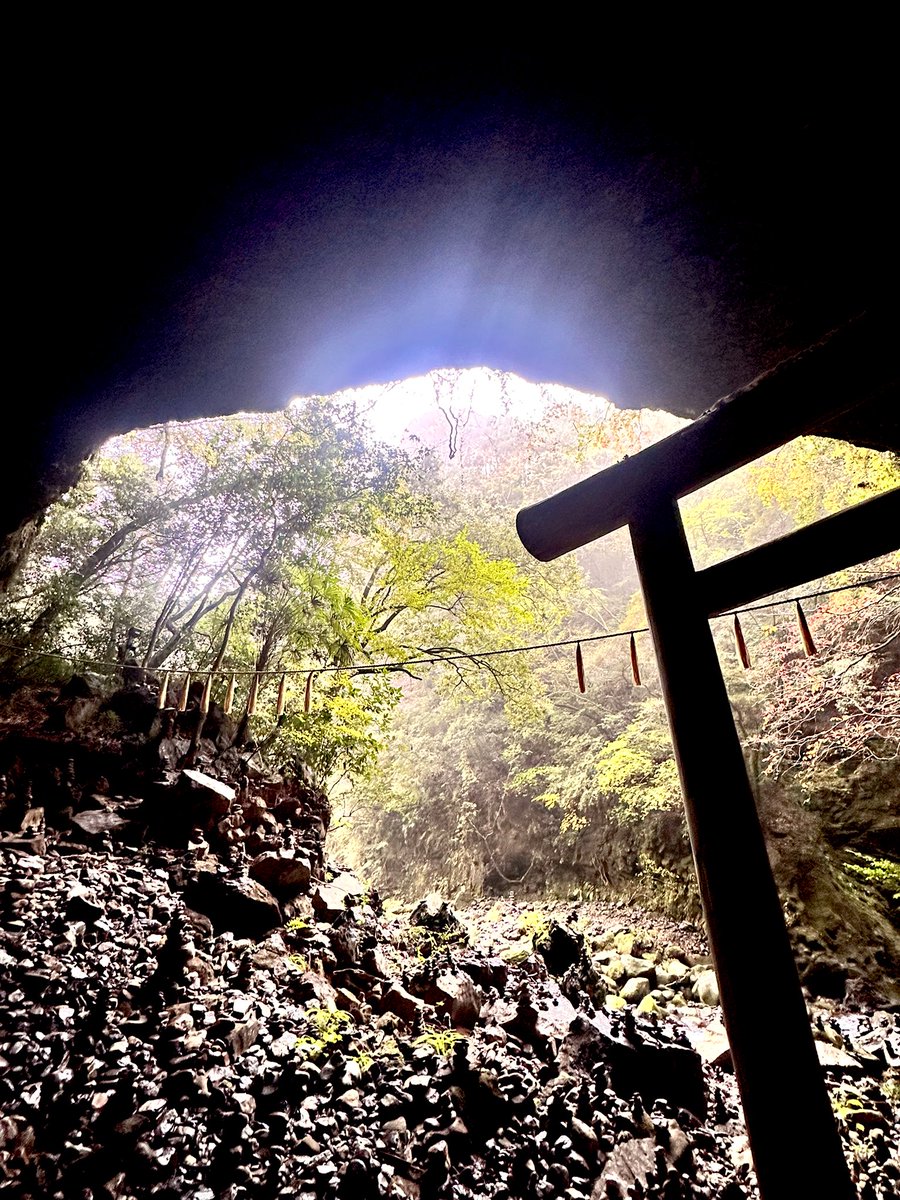 Ajfo98Sh's tweet image. あめあめ☔️ふれふれ母さんが〜

車中泊2日目
雨でしたが、Power✨ありがとう😊
見えますか？見えますよ

省吾さん💕のLIVEは最前列かな😎
と感じながら参道を歩かせて頂く

心高鳴る自分が嬉しくて、、

あっ！高千穂の回転饅頭🌰味👍

#浜田省吾 
#高千穂神社 
#天岩戸神社
 #フルトン
#感謝