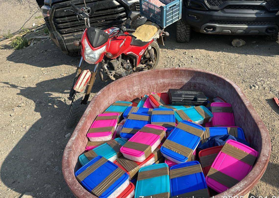 CaborcaY59252's tweet photo. En #SLRC, #Sonora, Autoridades de los tres niveles de gobierno decomisaron 481.5 kg de metanfetamina durante un cateo derivado de una investigación por homicidio. En el operativo participaron la AMIC, Ejército Mexicano, Guardia Nacional, Marina, PESP y Policía Municipal. https://t.co/bEAknbqItj