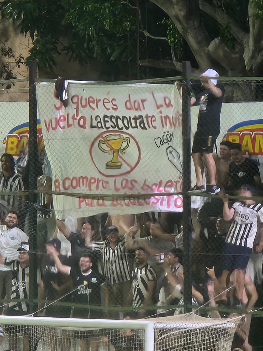 Bandera exhibida por la hinchada de Libertad en Santísima Trinidad.