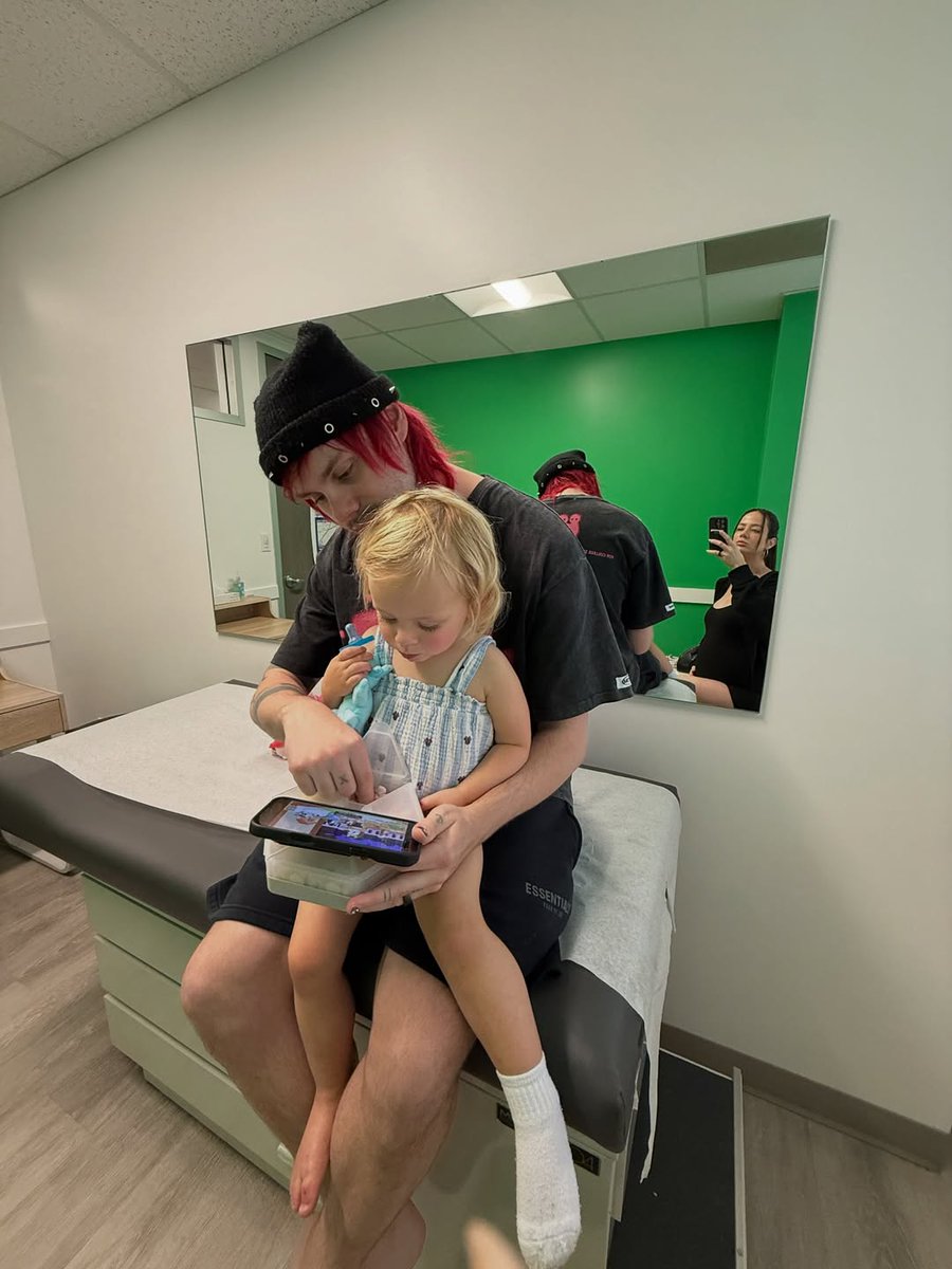 5SOSUpdES's tweet image. ◜📢◞ #INFOSOS — Uno de nuestros papás favoritos y su mini súper estrella 🥹🩷 Crystal Leigh-Clifford compartió varias fotos y videos junto a #MichaelClifford y su hija Lua 🌙

🔗: instagram.com/p/DQ0sPybEeRQ/