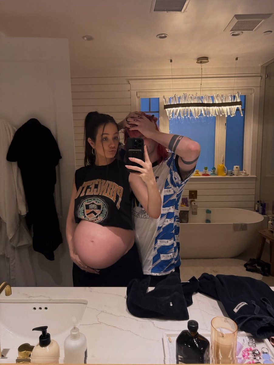 5SOSUpdES's tweet image. ◜📢◞ #INFOSOS — Uno de nuestros papás favoritos y su mini súper estrella 🥹🩷 Crystal Leigh-Clifford compartió varias fotos y videos junto a #MichaelClifford y su hija Lua 🌙

🔗: instagram.com/p/DQ0sPybEeRQ/