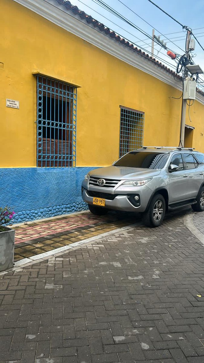 AVIVAFOUNDATION's tweet image. A esos riquitos, que les duele pagar parqueo de 3.000 pesos y nos bloquean la puerta, OJO porque puede salirles más cara una espichada! Ay hombeee, corroncho no abuse! Los Desconsiderados, atrevidos, recuerden: no son dueños de aceras, eso es de los PEATONES  @TransitoPolicia