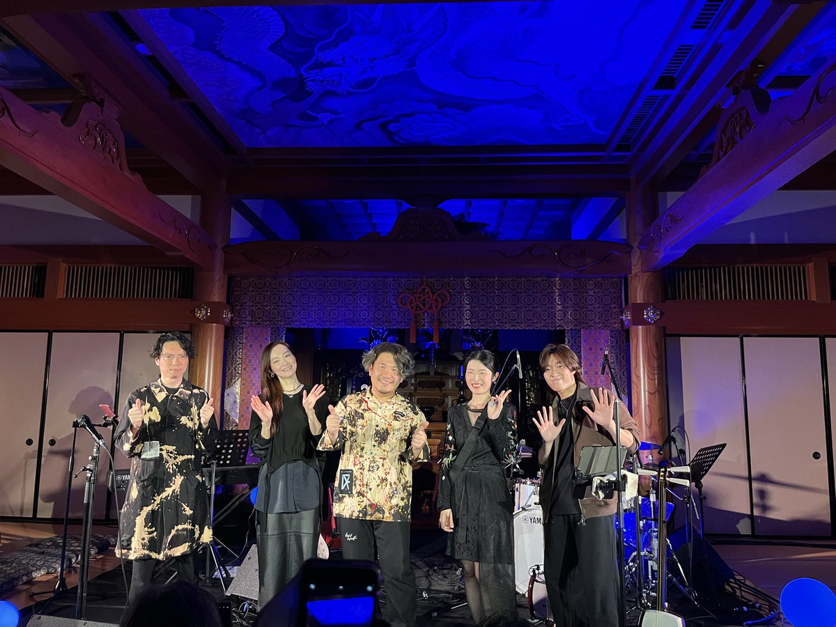 <a href="/kurofunemusic/">Kurofune</a> <a href="/juhlafestival/">JUHLA FESTIVAL</a> <a href="/annasato0822/">里アンナ(anna sato)</a> <a href="/TomotakaSEKIYA/">関谷友貴 - SEKIYA</a> <a href="/pf_takeuchi/">竹内大輔Daisuke Takeuchi</a> <a href="/Kiki_Tsugaru/">輝＆輝 公式アカウント</a> <a href="/TsuzumiDrums/">乘冨 鼓 Tsuzumi Noritomi</a> 昨夜のKurofuneのライブ、お寺の本堂がステージということで不思議な雰囲気に包まれて始まりましたが、素晴らしいライティングと演奏で、天井画の龍も空を駆け巡って、僕らと一緒に盛り上がっていました
本当に素敵な時間をありがとうございました😊