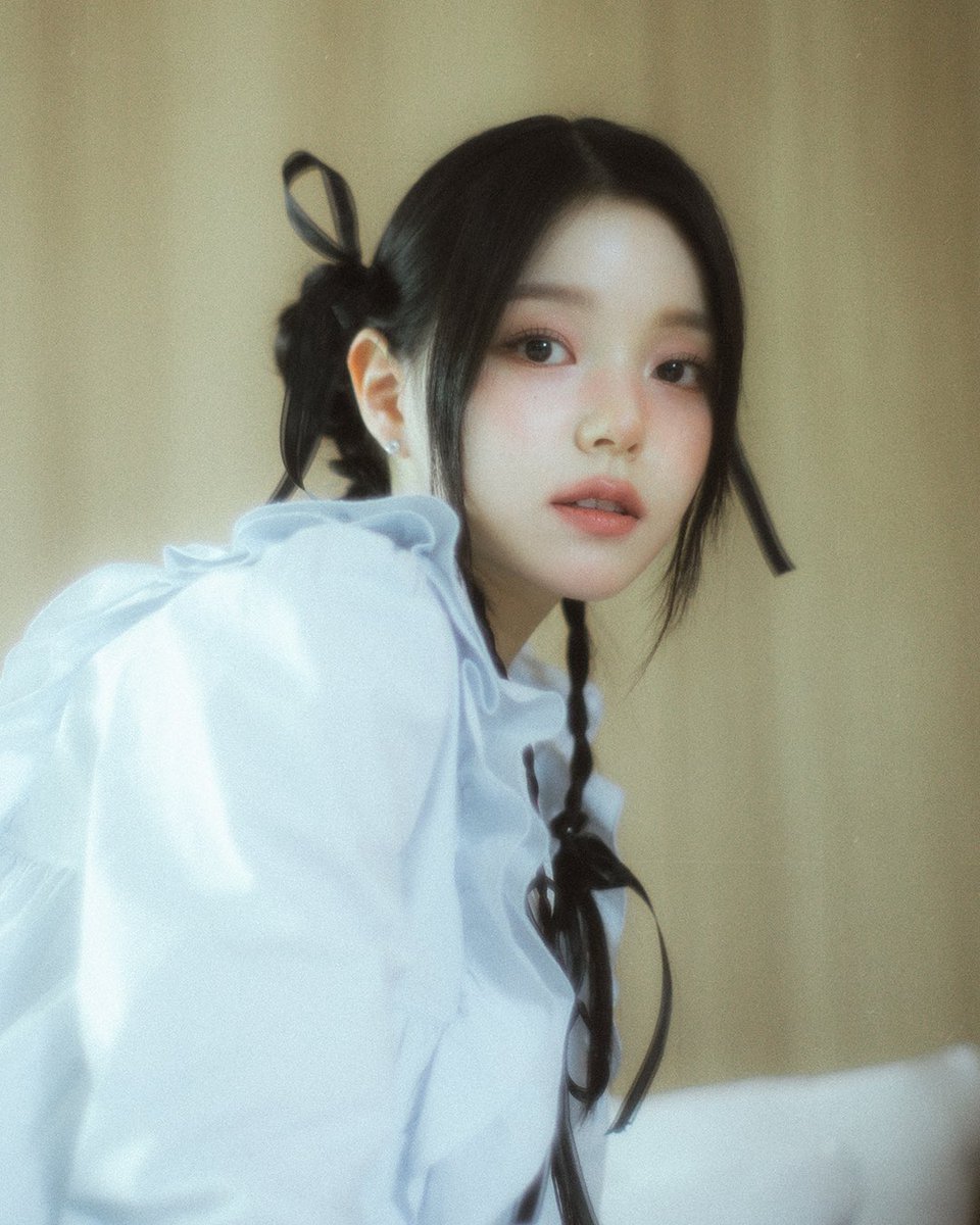 EGO__Official_'s tweet photo. 물결처럼 흐르는 목소리로 마음을 그려내며, 
지금 이 시간을 음으로 이어가는 아티스트, 
로시 (Rothy)가 이고그룹과 함께 합니다. 

새로운 출발선 위에 서있는 로시와 함께 아낌없는 지원과 응원을 더해 나가겠습니다.

앞으로 펼쳐질 로시의 이야기와 그 울림에 
많은 기대와 관심 부탁드립니다. https://t.co/NmFW3HwP7t