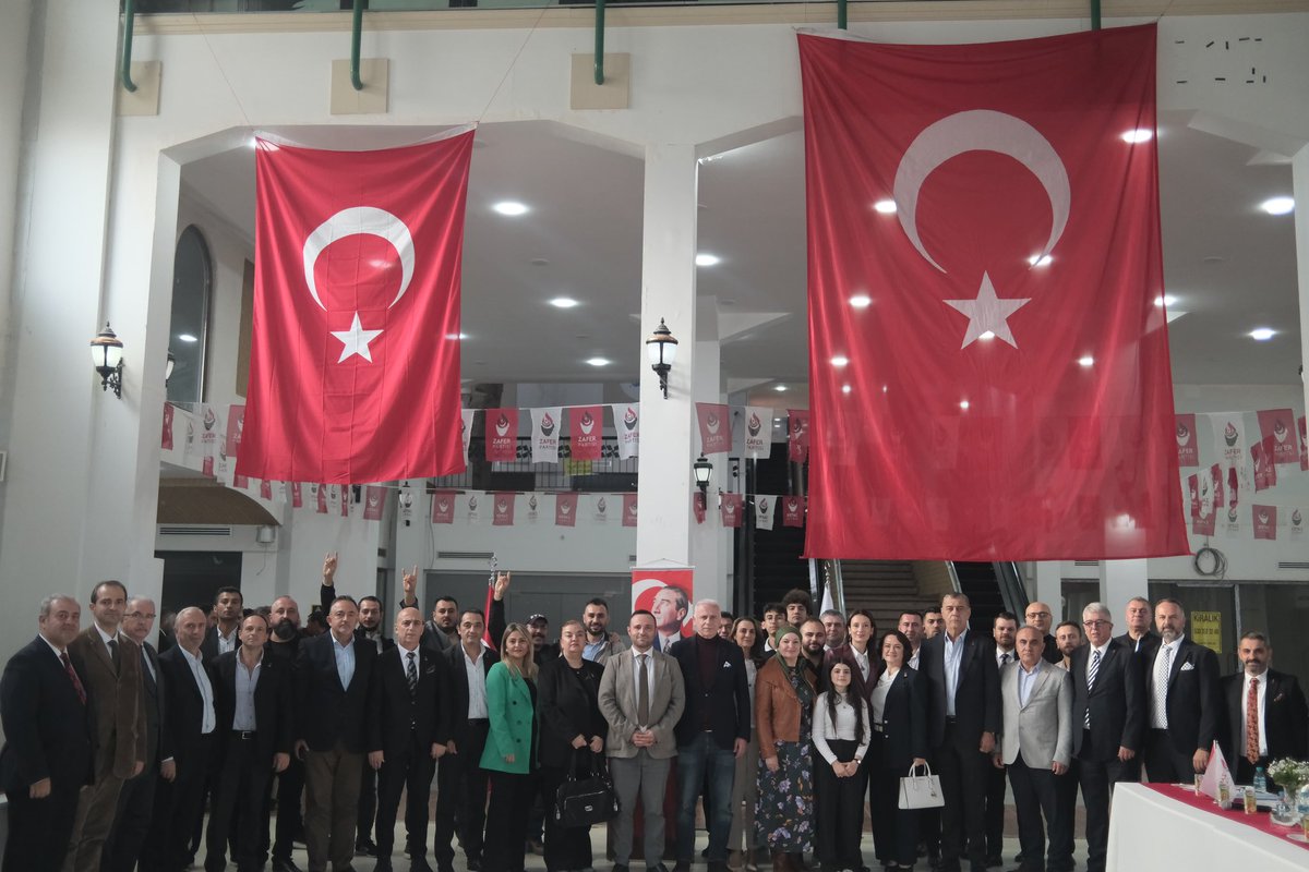 Başakşehir ilçe kongremizi büyük bir katılım ve coşkuyla gerçekleştirdik.
Bu başarılı kongreye emek veren İlçe Başkanımız Sayın Sema Özdemir ve değerli yönetim kurulu üyelerini tebrik ediyor, kendilerine teşekkür ediyorum.
Başakşehir’deki bu güçlü ve kararlı örgütlenme Zafer