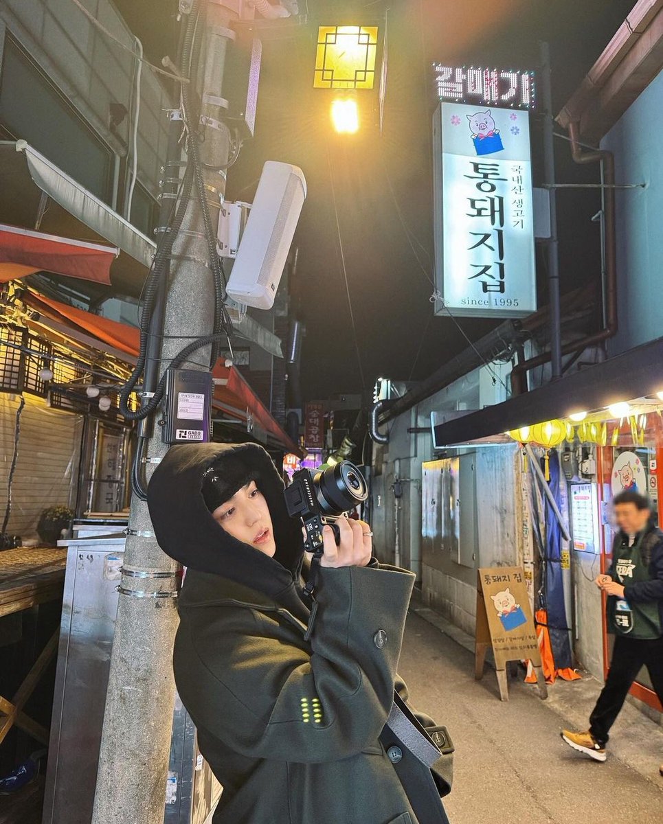 s_cherry_'s tweet photo. #2025MAMAVOTE #SEVENTEEN 
승철시ᰔ 매번 집보다 추운 동네로 출근하면서 오늘도 집 기준으로 입고나와서 달달 떨면서 출근한 이체리임니다，， 비록 에어팟도 보조배터리도 다 두고나와서 지루한 출근길이었지만 지하철 내린 후 주말 사이에 더 노랗고 빨개진 길을 따라 회사를 걸어올라오니 괜히 코트 승철이가 보고싶어졌답니다(철아 오늘은 사진 좀 줘) 암튼 저는 따뜻하게도 못입고 노래도 못들으면서 출근했지만 철이랑 트치니들은 따땃하게 입구 감기 조심하고 상쾌한 아침을 시작으로 행운 가득한 하루 보자요-.ᐟ ❤︎ꔛ❜