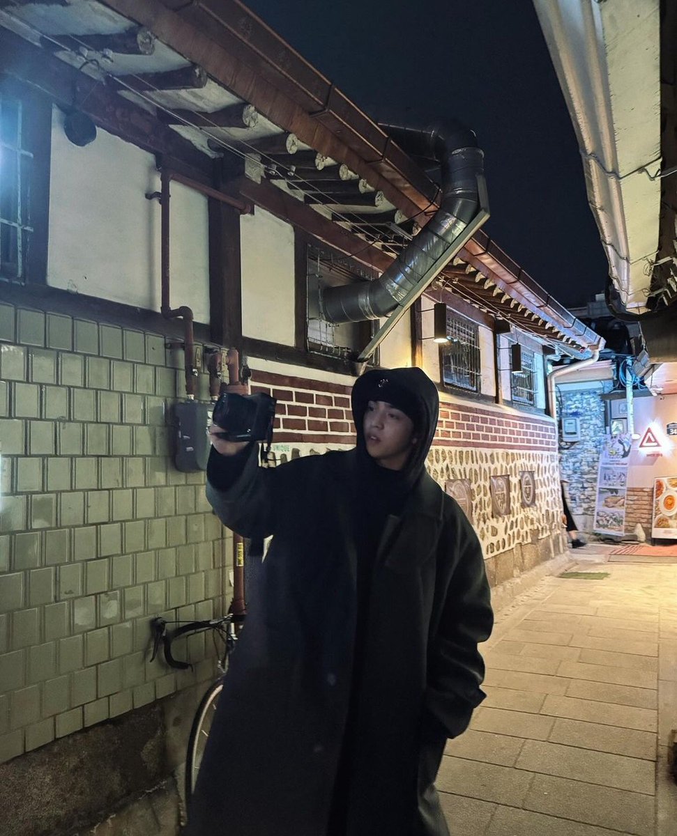 s_cherry_'s tweet photo. #2025MAMAVOTE #SEVENTEEN 
승철시ᰔ 매번 집보다 추운 동네로 출근하면서 오늘도 집 기준으로 입고나와서 달달 떨면서 출근한 이체리임니다，， 비록 에어팟도 보조배터리도 다 두고나와서 지루한 출근길이었지만 지하철 내린 후 주말 사이에 더 노랗고 빨개진 길을 따라 회사를 걸어올라오니 괜히 코트 승철이가 보고싶어졌답니다(철아 오늘은 사진 좀 줘) 암튼 저는 따뜻하게도 못입고 노래도 못들으면서 출근했지만 철이랑 트치니들은 따땃하게 입구 감기 조심하고 상쾌한 아침을 시작으로 행운 가득한 하루 보자요-.ᐟ ❤︎ꔛ❜
