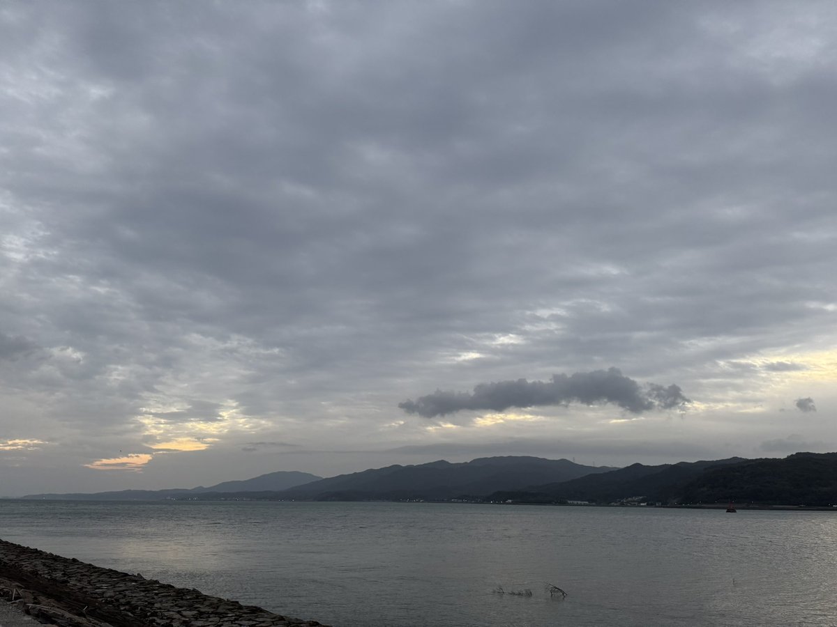 今朝は寝坊して、少しだけ歩いてきました。

昨夕の岩手沖地震と津波のニュースを聞き、東北や熊本の地震を思い出しました。
本震で終わればいいな、前震でありませんように、夜に大きな地震がありませんように、と願いました。