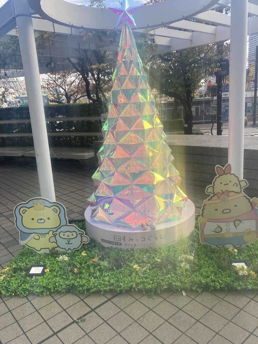 tontonebi48's tweet photo. 槇原敬之とすみっこぐらし

昔から大ファンの槇原敬之コンサートである歌の際舞い降りた花びらをゲット！全てに槇原敬之自身が書いたメッセージがあり泣きそうになりました。コンサート前にすみっこタワーにも！ https://t.co/KZy4wWGxLe