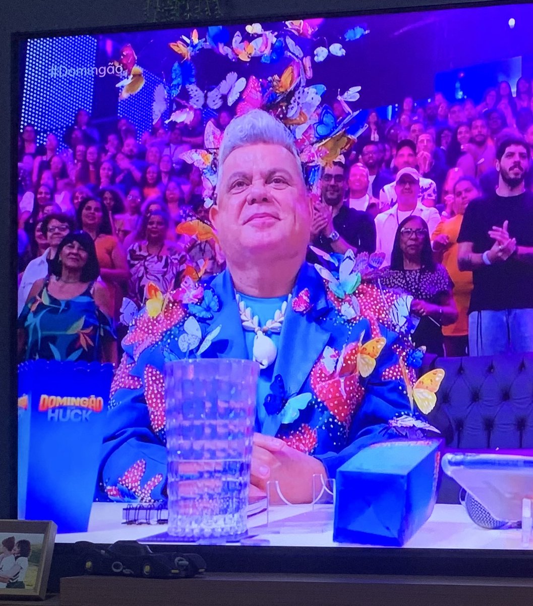 Problemathco_'s tweet image. Tô imaginando o Príncipe William chegando no programa e vendo esse maluco, pqp ele deve pensar que agt vive num carnaval. #Domingão #principewilliam
