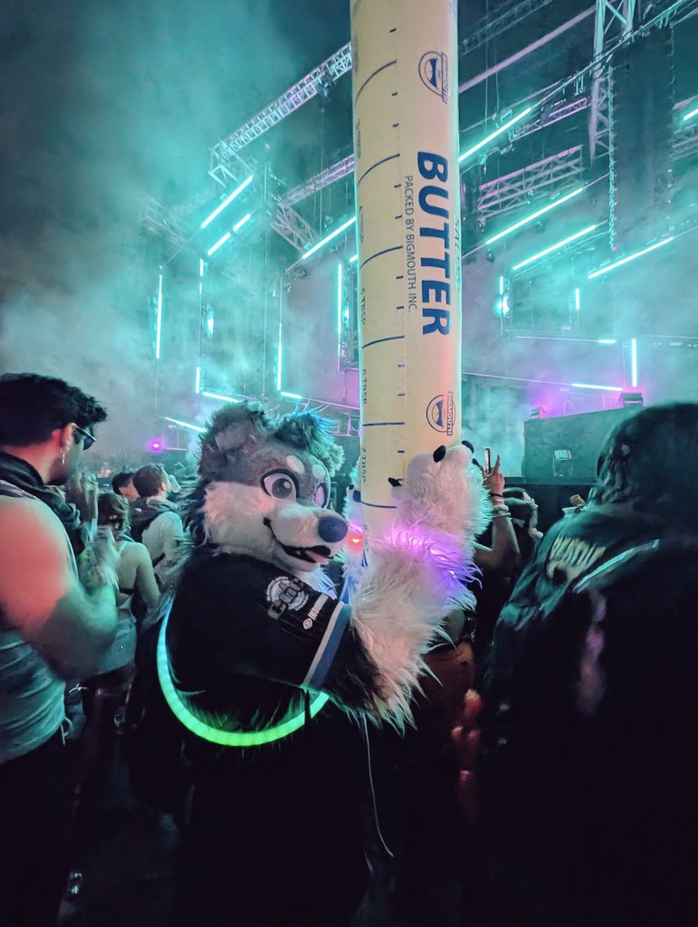 TrebleHusky's tweet image. Butter Dawg
Dawg with da Butter

Ngl, I had so much fun dancing with peeps and taking so many pictures. Can&apos;t wait to do it all again! 
#EDC 💙🤙