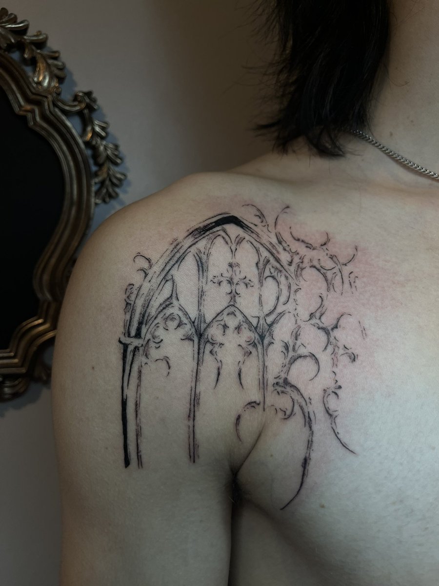 Ocarno_S's tweet photo. J’voulais faire vla la photo de fou après ma douche mais j’ai PAS réussi lol bref voilà les gros bébés 

Tatouage 1 réalisé par @/nanadystopia sur insta !!

Tatouage 2 réalisé par @/hardfaultmemory sur insta !!

Bref je suis trop heureux du rendu elles sont trop fortes https://t.co/B8XNidP71d
