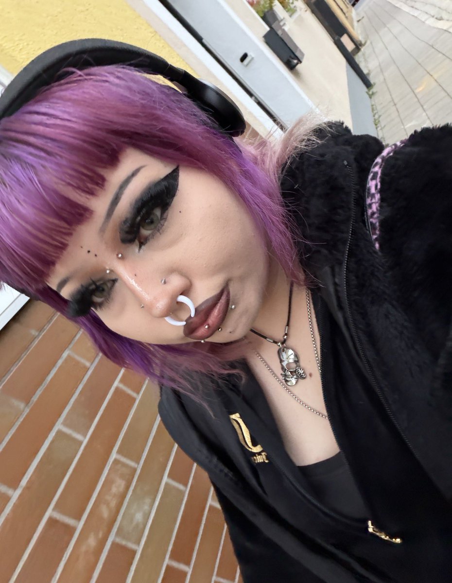 Du bist süchtig nach mir. Verleugne es nicht🤷‍♀️

#findom #femdom #geldherrin #zahlsklave #geldsklave #herrin #financialdomination #paypig