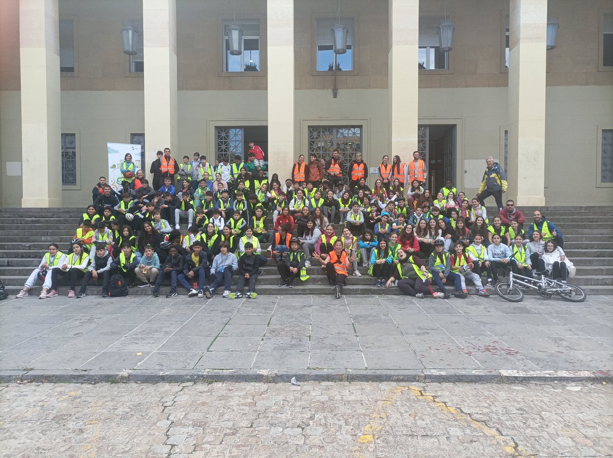 Los embajadores STARS del IES La Azucarera completaron este viernes 7 de noviembre el primer encuentros intercentros en la Ciudad Universitaria. 
Tras llegar circulando en bici, realizamos talleres de mecánica, manejo de la bici, normativa y del proyecto STARS.

#proyectostars