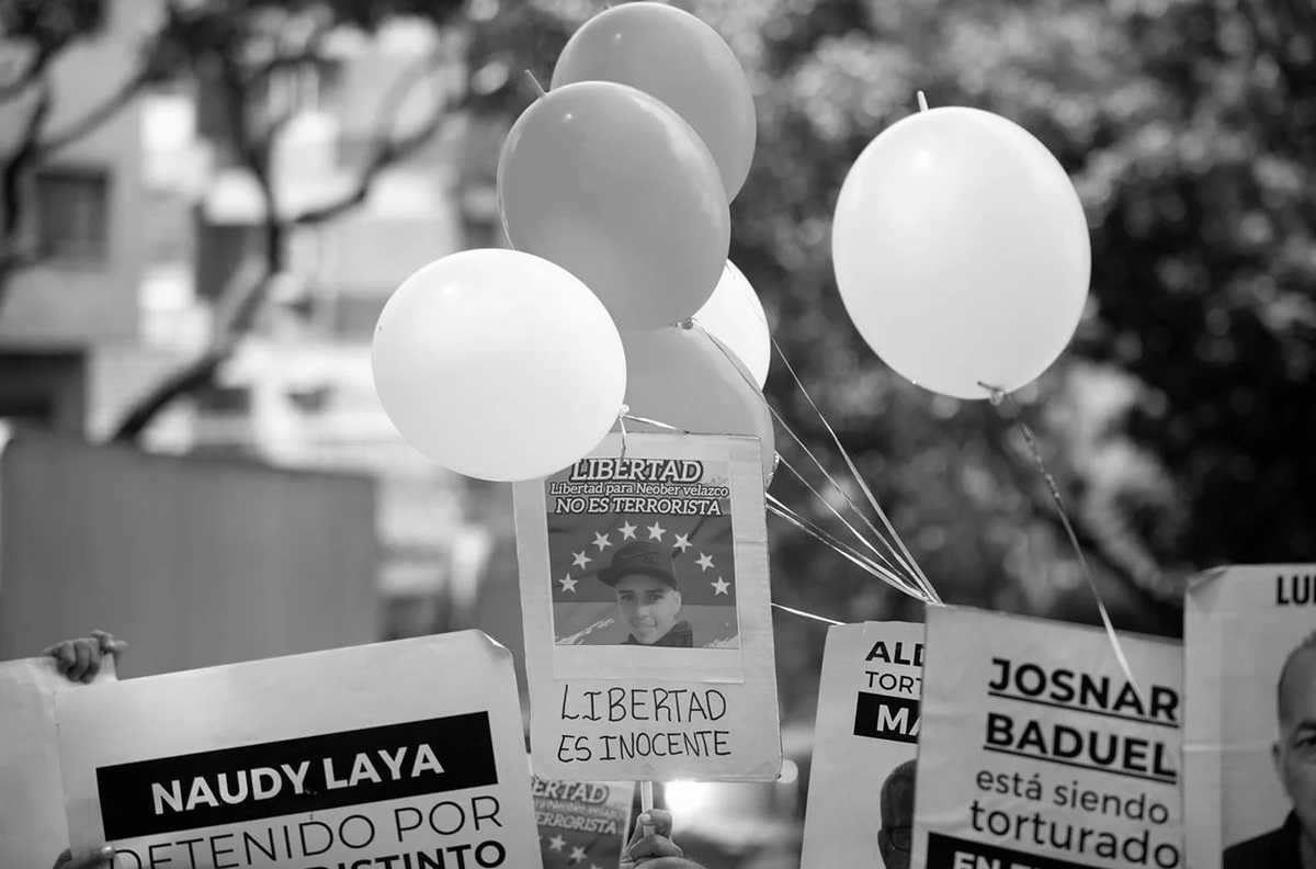 ReporteYa's tweet image. #9Nov #Detenciones 
Cada 15 horas se registra una detención arbitraria, incluyendo menores y periodistas. ONG denuncian desapariciones forzadas de corta duración, falta de notificación oficial y negación de acceso a abogados, reflejando un patrón de represión que afecta a cientos