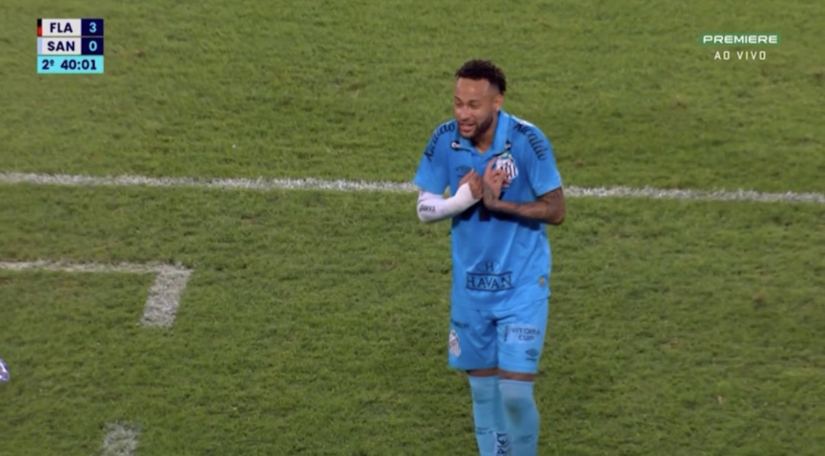 futebol_info's tweet photo. Neymar não gostou de ter sido substituído.

“Vai me tirar?”, disse o craque para a comissão técnica do Santos.

📸 Reprodução/Premiere https://t.co/vccdRRqvEs