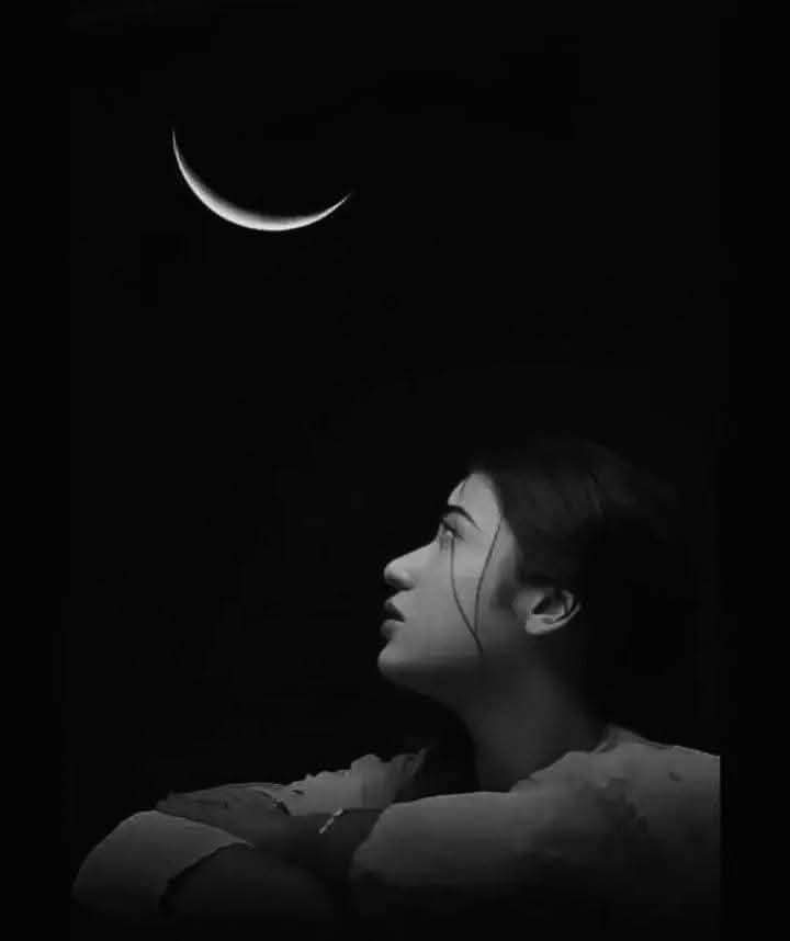 .
بعد منتصف الليل..
ينام الكبرياء ويستيقظ الحنين
في هذا الوقت أبسط الأشياء تُبكينا..!!
#ثـــــــــم__ماذا
جميعنا نعيش نفس الليل 
لكن لكل واحد منا ظلامه..
.