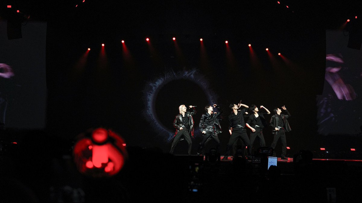 yjungwonm's tweet image. ℛeady for battle, ready for the camera. We came for the performance, stayed for the memory. Black suits or white tees, the chemistry never changes. Thanks for filling the venue with your cheers tonight 🤍