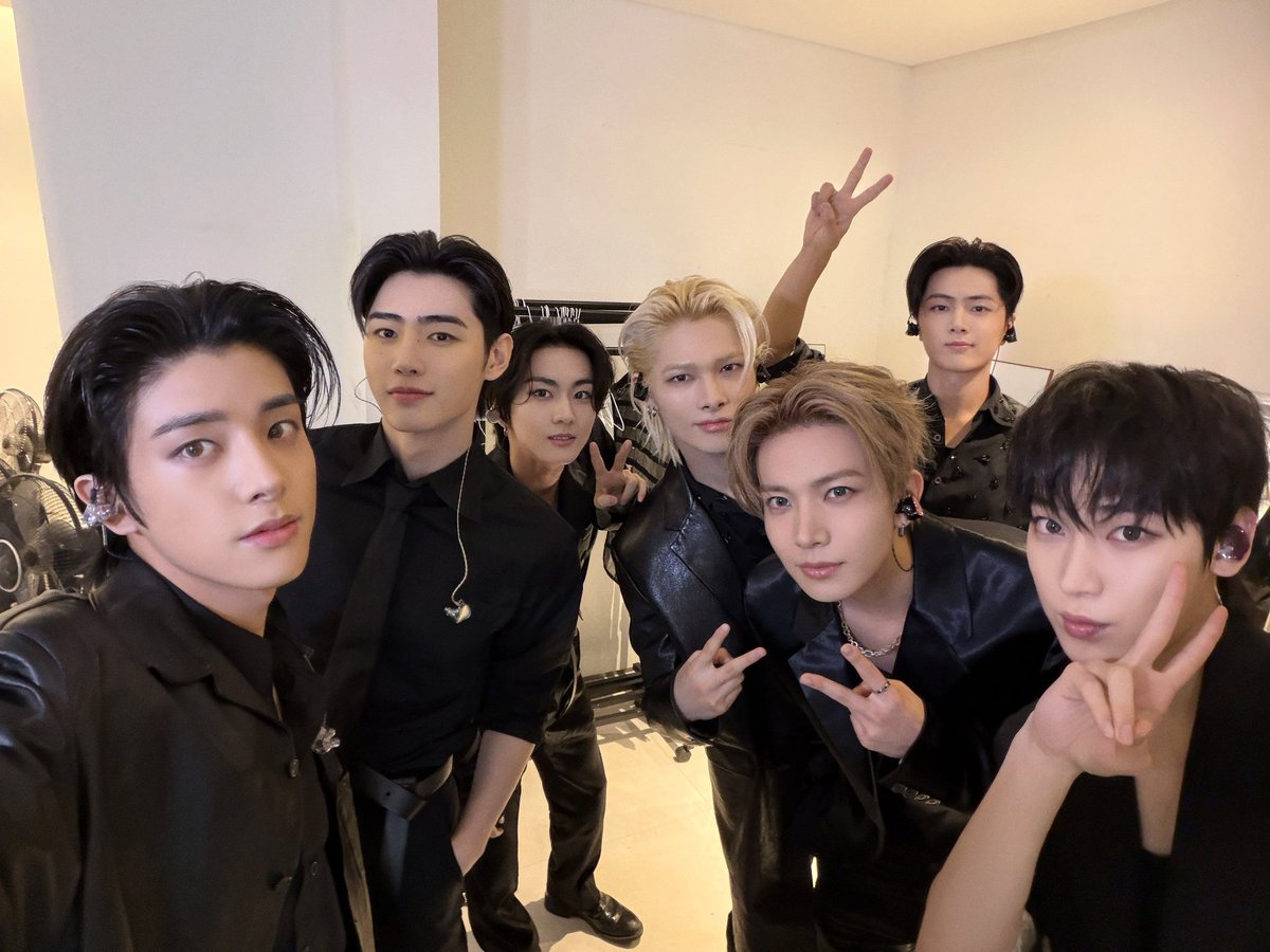 yjungwonm's tweet image. ℛeady for battle, ready for the camera. We came for the performance, stayed for the memory. Black suits or white tees, the chemistry never changes. Thanks for filling the venue with your cheers tonight 🤍