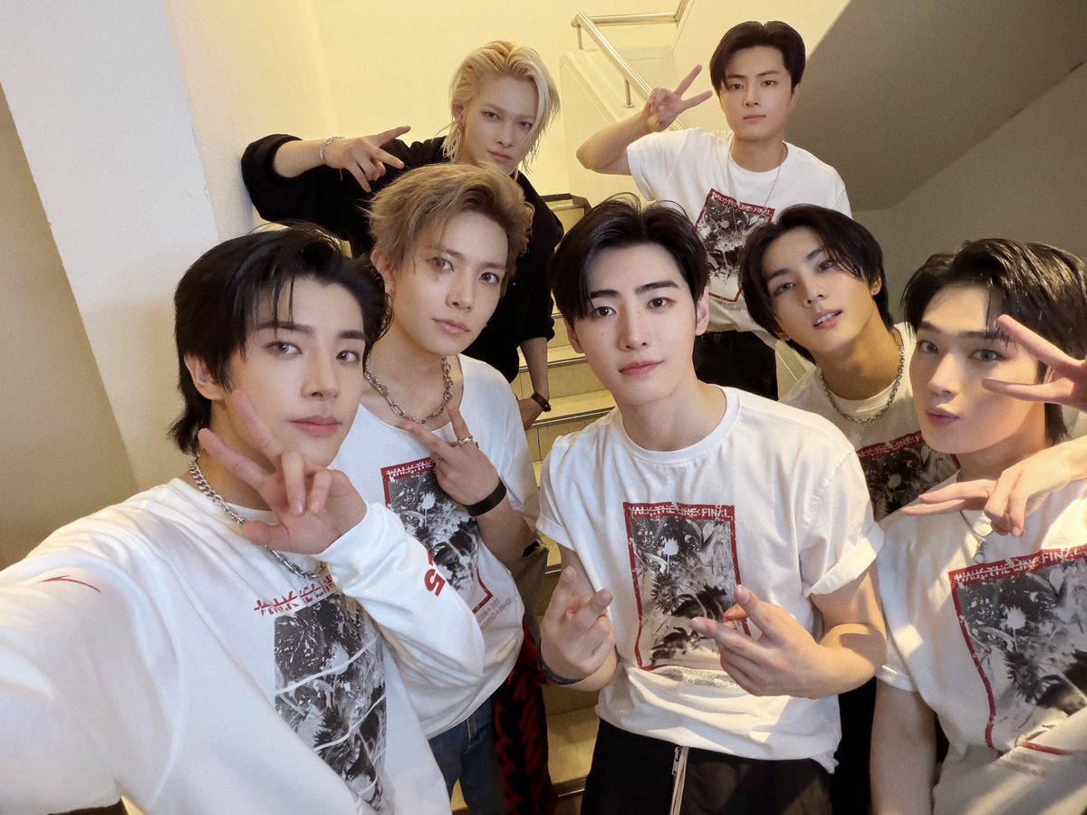 yjungwonm's tweet image. ℛeady for battle, ready for the camera. We came for the performance, stayed for the memory. Black suits or white tees, the chemistry never changes. Thanks for filling the venue with your cheers tonight 🤍