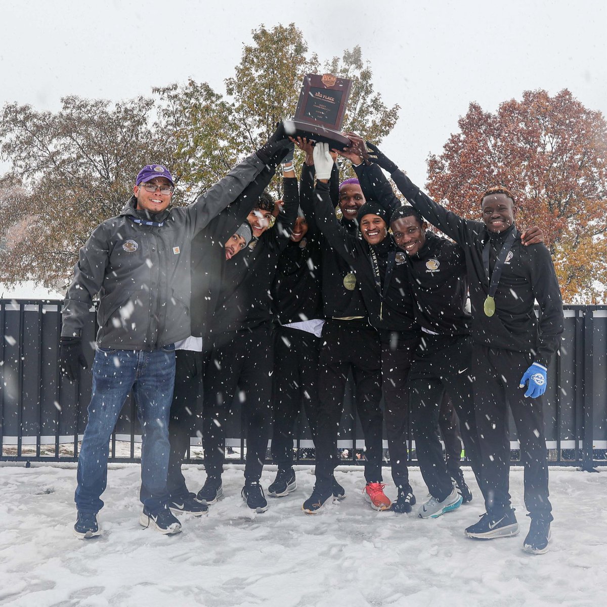 ButlerGrizzlies's tweet image. Successful weekend for @ButlerCCTFXC at the NJCAA Div. I Championships!❄️
Men finish in 3rd place while the Women finish 12th!
Sfiso Makolomakwa- 6th
Emmanuel Otim- 10th
Itumeleng Ngxabazi- 15th

#roargrizz🐻