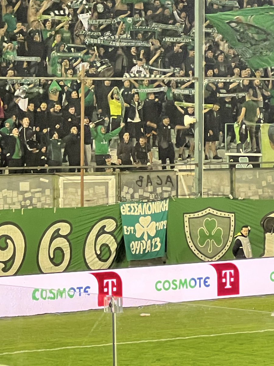 Μια μπουγάτσα 
Μια ρετσίνα 
Κ μια πούτσα
απ την Αθήνα #paofc