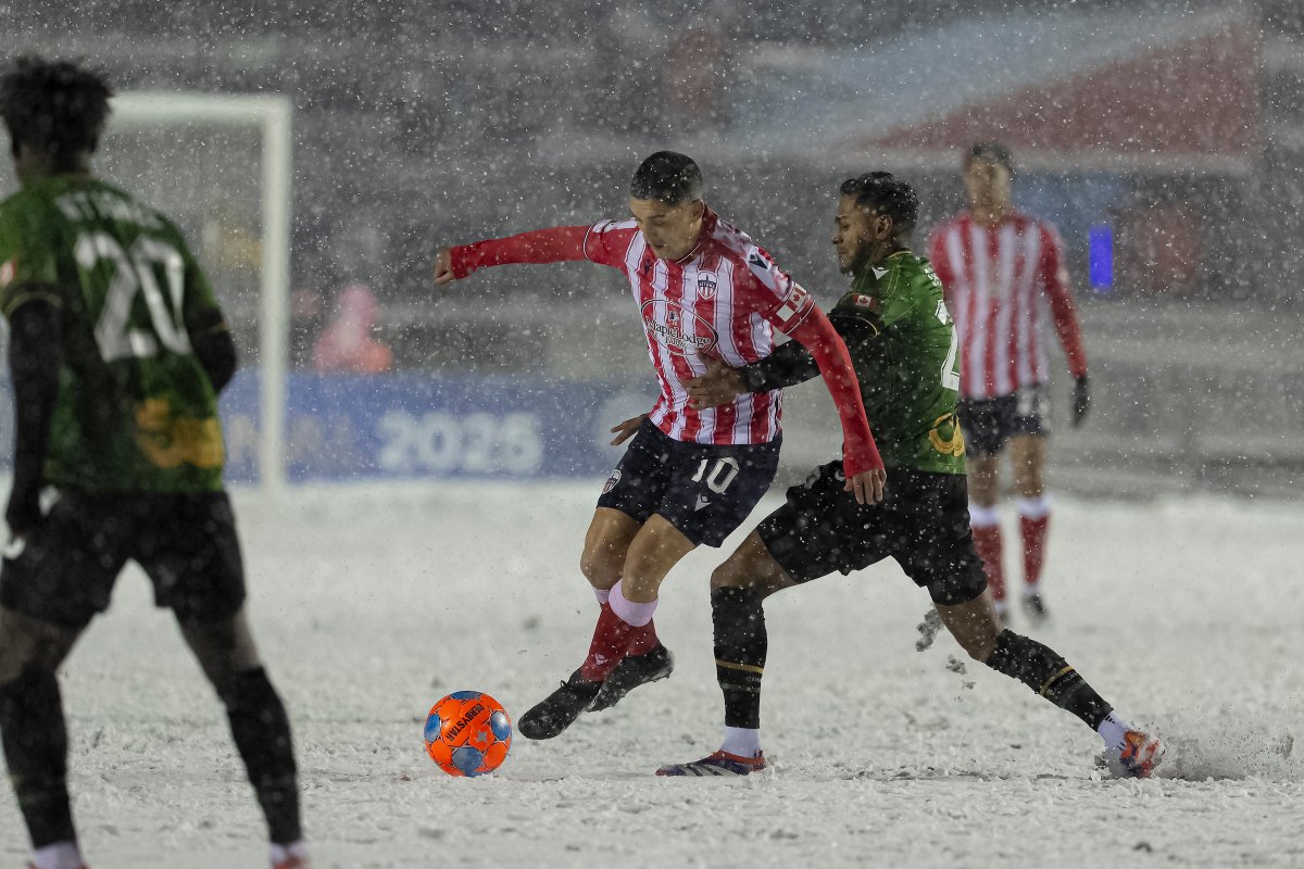 atletiOttawa's tweet photo. ⏱️45’ Halftime
Pure chaos in this snowy CPL Final. One more half to decide the North Star Cup.
🔴⚪ ATO 1-1 CAV 🐎
#EARNITNOW https://t.co/FveHkTQ8zo