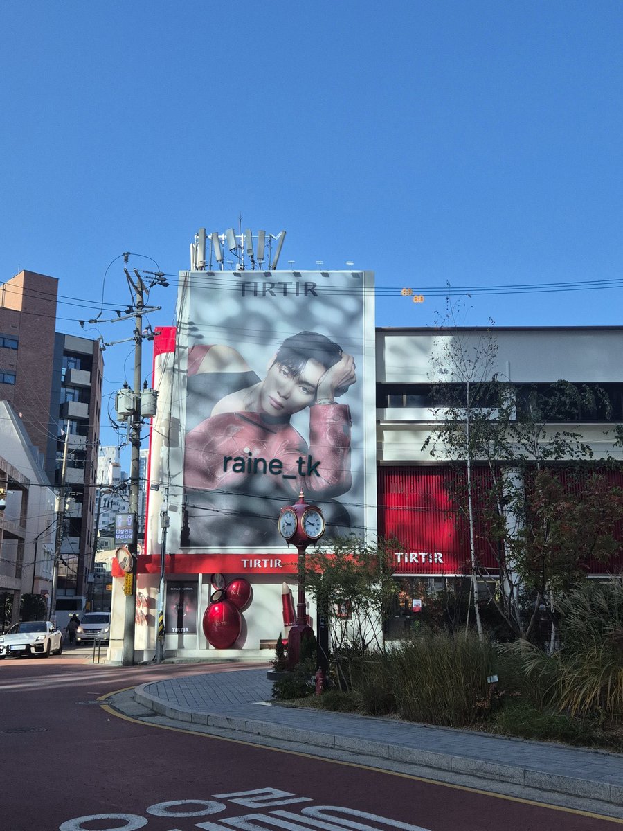 Taehyung posters on tirtir stores 

TIRTIR AMBASSADOR TAEHYUNG
#TaehyungxTIRTIR