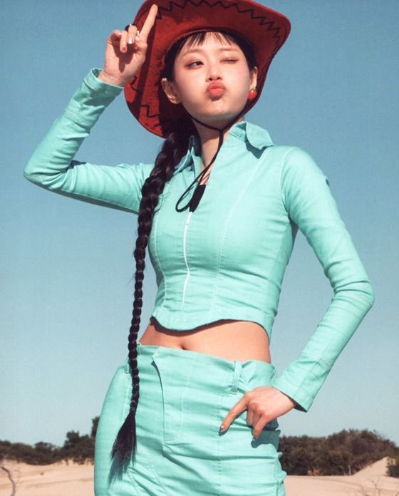 chuu pics ᡣ𐭩 (@kjiwoopics) on Twitter photo 