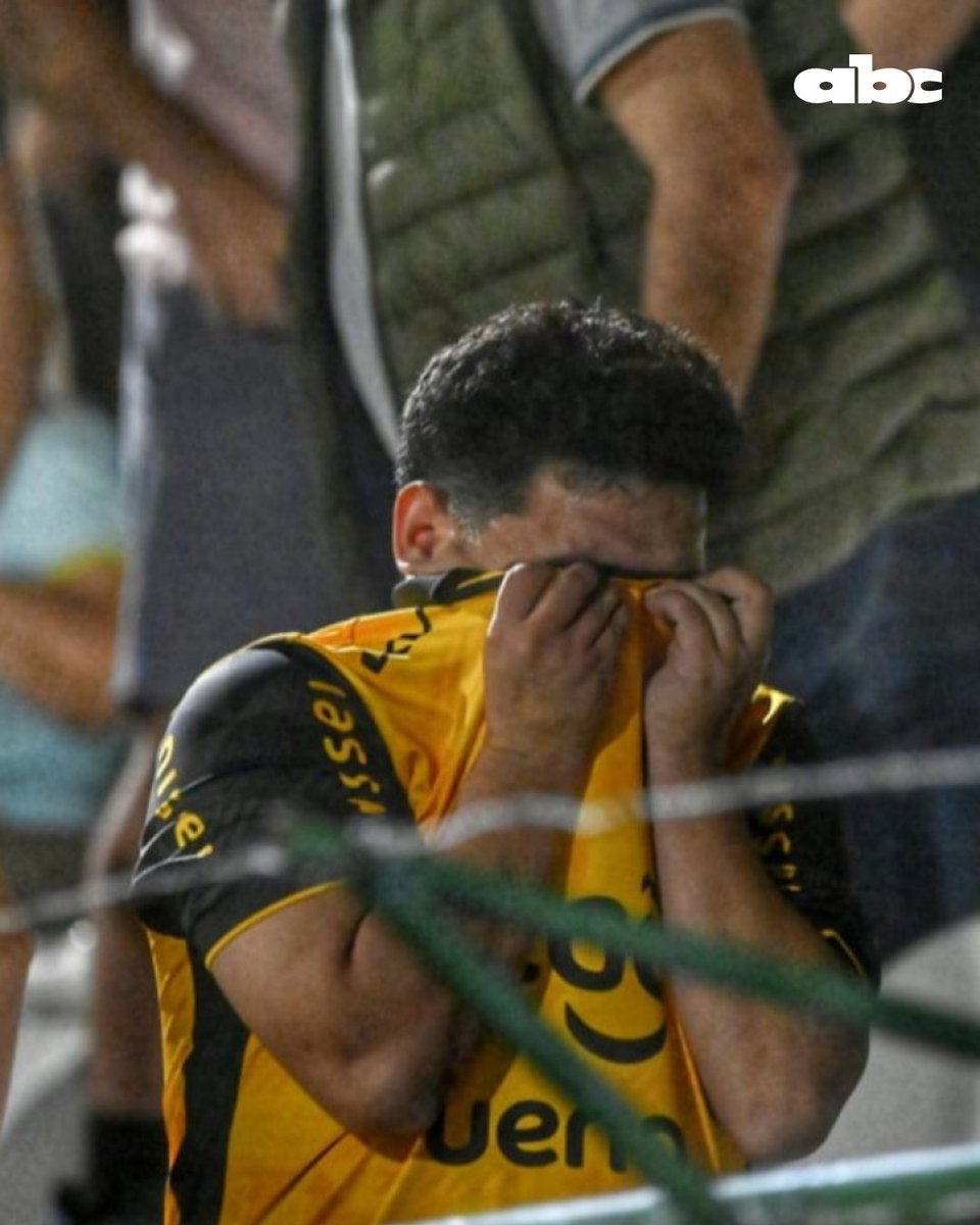 ABCDeportes's tweet image. #ClausuraXABC | El llanto del hincha aborigen tras la derrota de Guaraní ante Libertad en Trinidad 🥺

🔴EN VIVO youtube.com/live/MLxku4oQs…