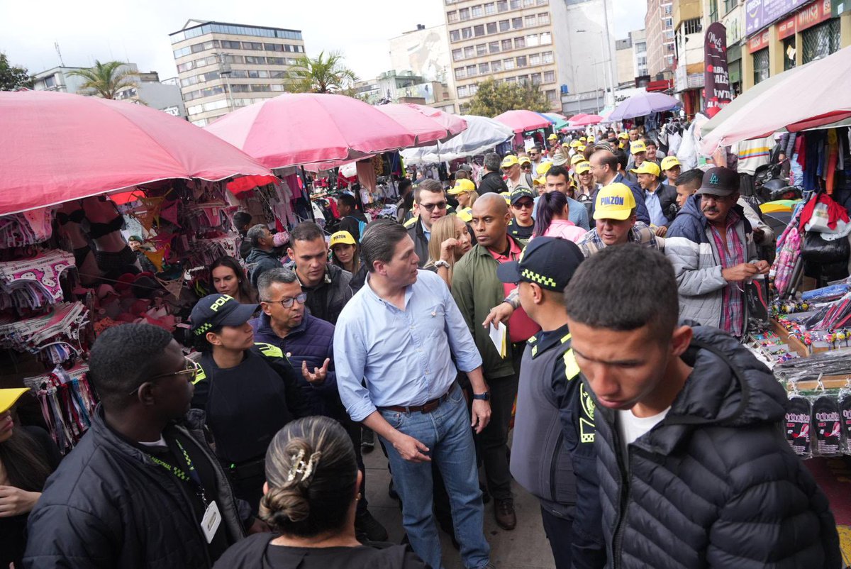 PinzonBueno's tweet image. Hoy recorrimos San Victorino, el corazón comercial de Bogotá. Colombia se mueve gracias a la gente que madruga, que lucha y que nunca se rinde. 
Vamos a dignificar el esfuerzo de quienes sostienen nuestras ciudades con su trabajo diario.
