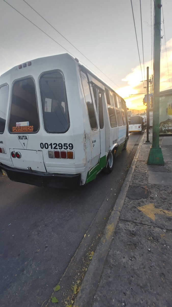 SmokinBMirror's tweet photo. @LaSEMOVI  unidad bloqueando la parada de trolebús de Atlalilco(Y Mototaxia) Dirección Mixcoac. Sin chofer. Estacionada sobre eje vial. https://t.co/7iA5GyUAE7
