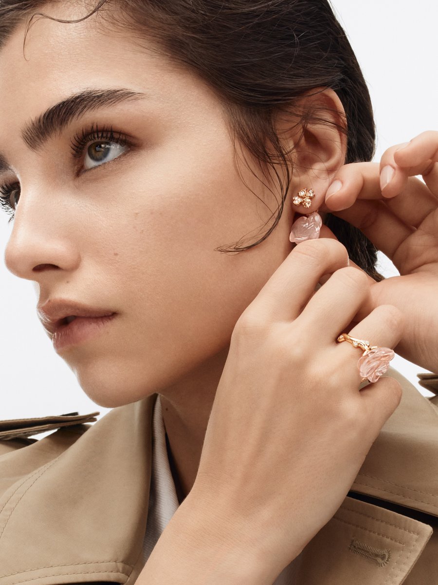 Dior's tweet photo. La Rose Dior by Victoire de Castellane introduces Rose Dior Pré-Catelan, crafted in pink gold, diamonds, and pink quartz

More https://t.co/eAvknlh33O

#DiorJoaillerie https://t.co/KRoH1p2vOH