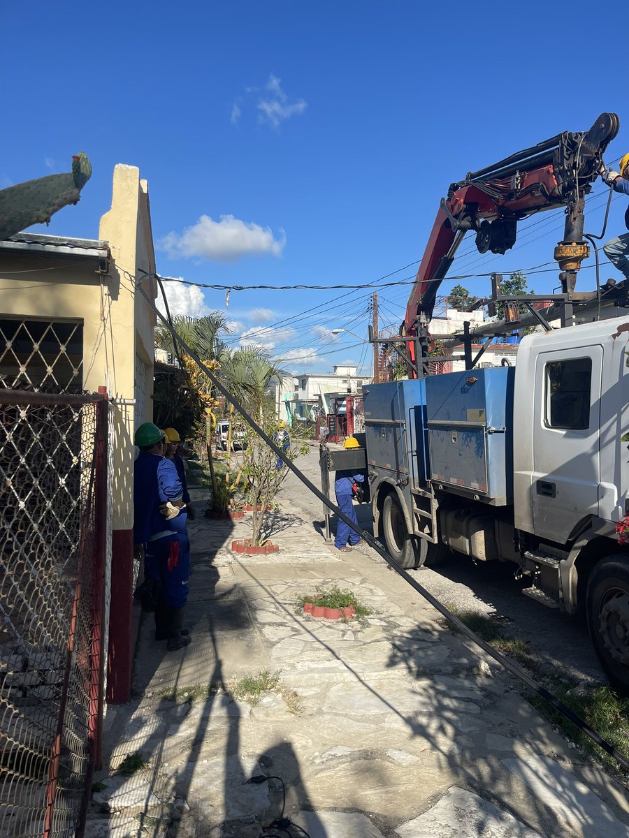 Cada línea q vuelve,
cada llamada q se escucha,
cada señal q regresa,
lleva detrás el sudor, la entrega y el amor de nuestros trabajadores.
Porque en Santiago, rendirse no es una opción.Aquí, donde la historia late fuerte,también late el compromiso d un equipo que no se detiene.