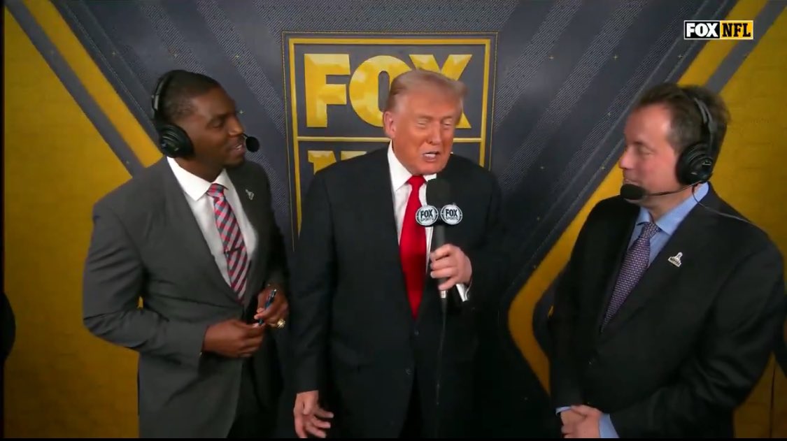 MayeDrakeX's tweet photo. DONALD TRUMP MENTIONS DRAKE MAYE ON FOX BROADCAST: 

“Look, everybody’s talking about quarterbacks—great arms, big stats, blah blah blah—but let me tell you, nobody is better than Drake Maye. Tremendous talent. Huge arm. Winner. Doesn’t paint his fingernails. I watch him play for the Patriots and I say, This kid? This kid is a total champion.”

Drake Maye gets a stamp of approval from the President of the United States 🤯
