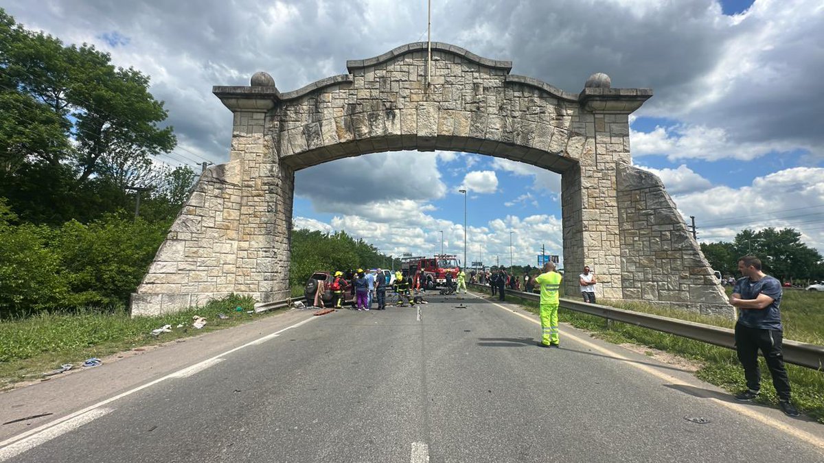 Hechosanderecho's tweet image. #Berazategui Ruta 2 Km 35 sentido a CABA. Trágico accidente de tránsito.  Por causas que se investigan, una Ford EcoSport colisionó contra un guardarrail. Un muerto y un herido.