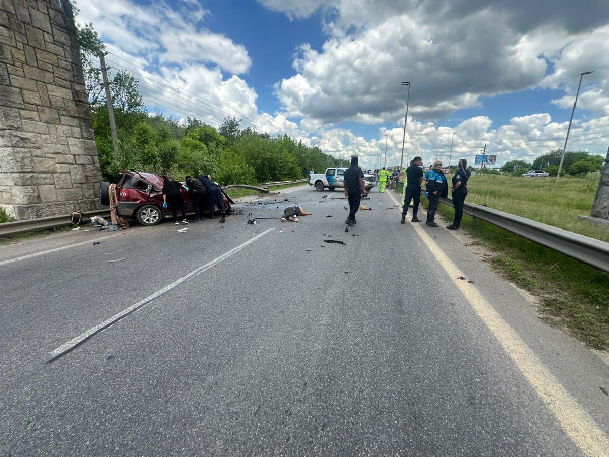 Hechosanderecho's tweet image. #Berazategui Ruta 2 Km 35 sentido a CABA. Trágico accidente de tránsito.  Por causas que se investigan, una Ford EcoSport colisionó contra un guardarrail. Un muerto y un herido.