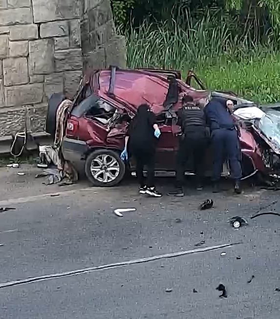 Hechosanderecho's tweet image. #Berazategui Ruta 2 Km 35 sentido a CABA. Trágico accidente de tránsito.  Por causas que se investigan, una Ford EcoSport colisionó contra un guardarrail. Un muerto y un herido.