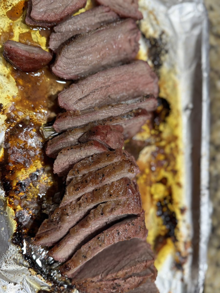 MathiasJSaltier's tweet image. #twittersupperclub 
Rack of honey bbq ribs, 3lb spg tritip and some smoked cheddar mac on the @TraegerGrills pro 34.