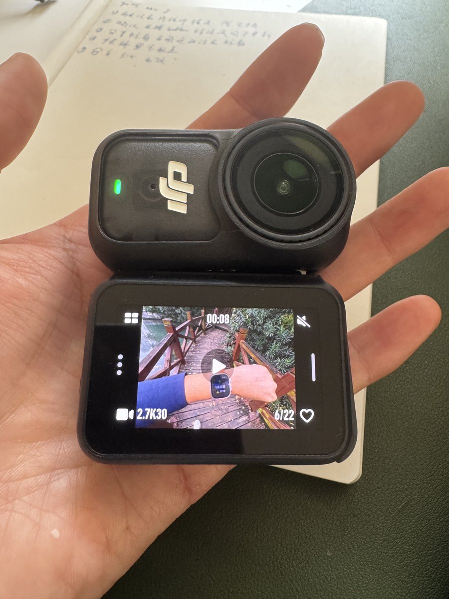 DJI 这个 Nano 比之前我用的 Insta 360 好不少。
- 这个磁吸吸力非常紧，insta 容易掉
- 语音控制也容易用
- 画质好
缺点：作为一个拇指相机，我的拇指长不到这么粗。