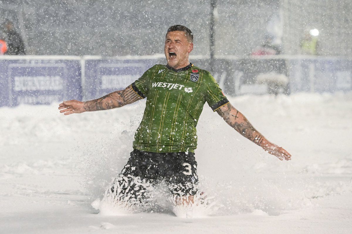 CELLIES IN THE SNOW, ONLY IN CANADA ❄️🇨🇦⚽️ #CanPL

📸 Tim Austen/Canadian Premier League