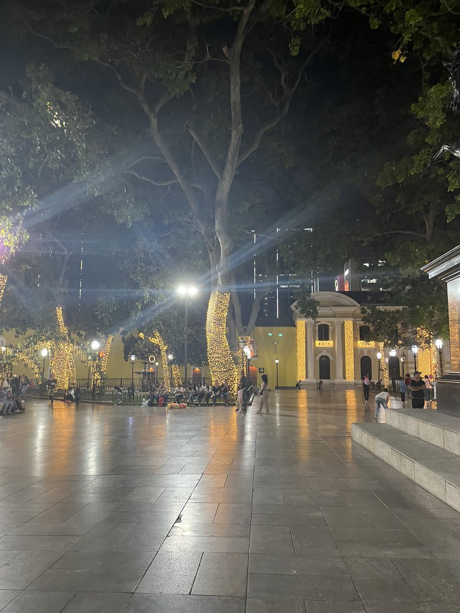 El café de Artesano con ron de naranja 10/10.

Además, el centro de Caracas está muy bonito c: